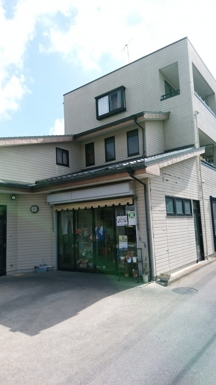 茨城県八千代町のI様邸店舗兼自宅の塗装を行ってます