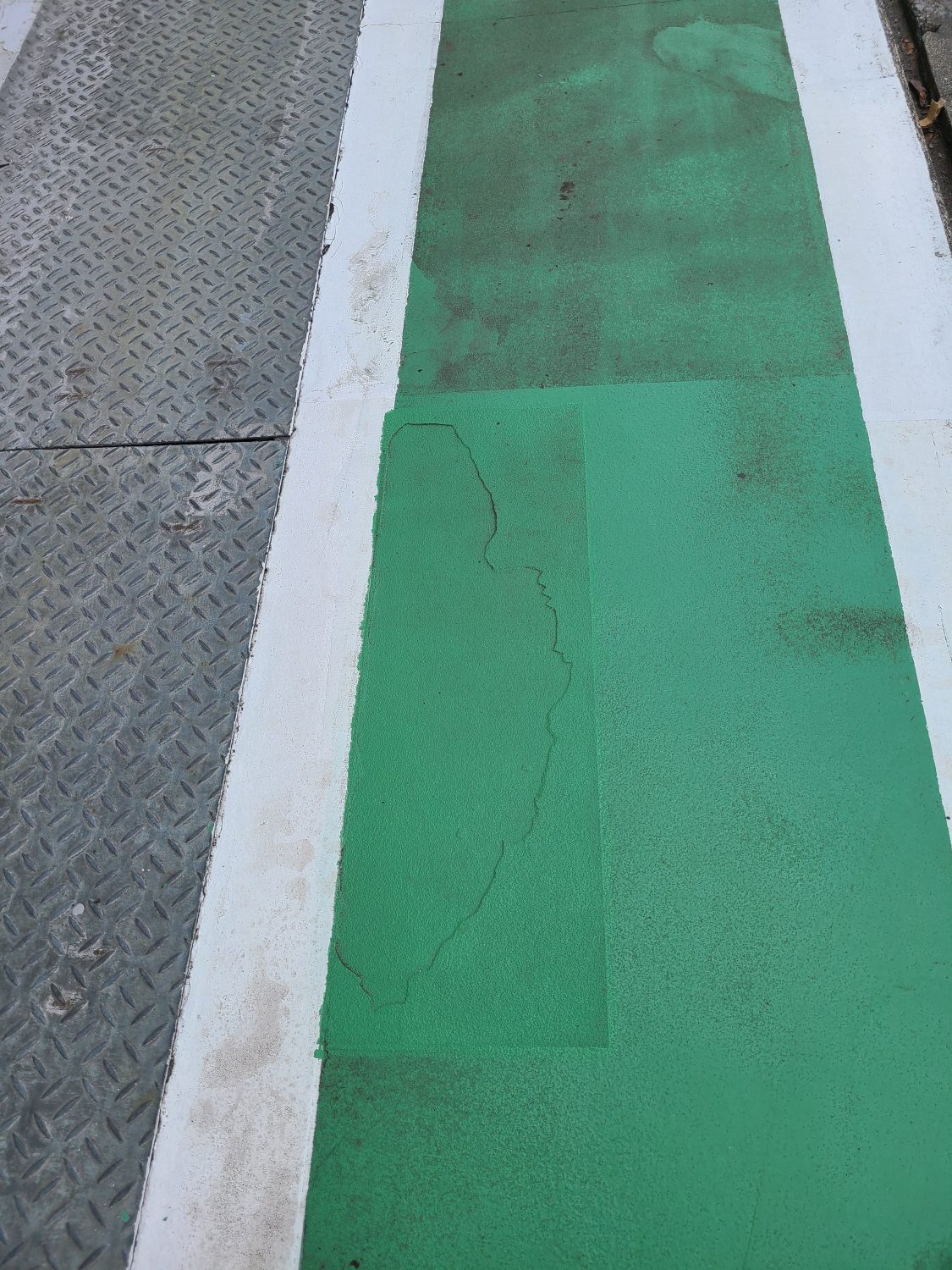 坂東市の工場にて安全通路塗装しました。